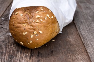 eski ahşap üzerine taze ekmek