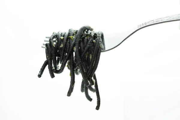 Svart spaghetti på gaffel isolerad på vit — Stockfoto