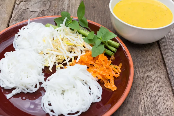 Gekochter thailändischer Reis vermicelli, normalerweise mit würzigen Curries auf gekochten — Stockfoto
