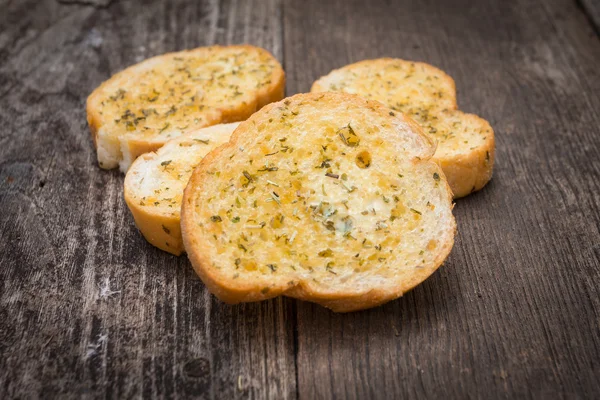 Pan de ajo sobre madera vieja Imágenes de stock libres de derechos