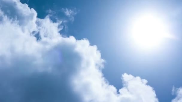 Paysage nuageux avec soleil qui brille derrière des nuages d'orage sombres, laps de temps . — Video