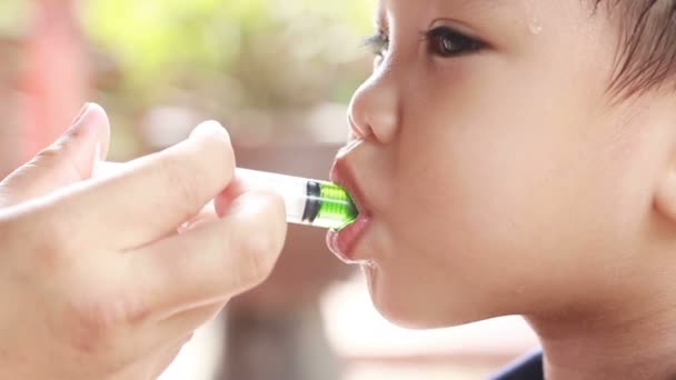 Дает ребенку лекарство жидкий сироп вблизи — стоковое видео