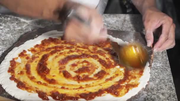 Close-up van de hand chef-kok gips gebak voor pizza — Stockvideo