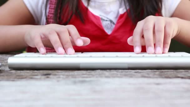 Tablet bilgisayar oyunları oynarken küçük kız elini yukarıya kapatmak — Stok video