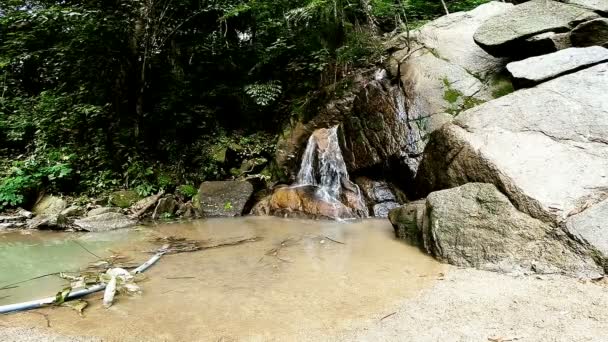 Hd dolly, tropischer Wasserfall im tiefen Wald — Stockvideo