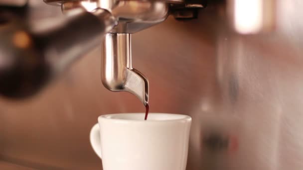 HD close-up koffie machine gieten espresso in witte kop — Stockvideo