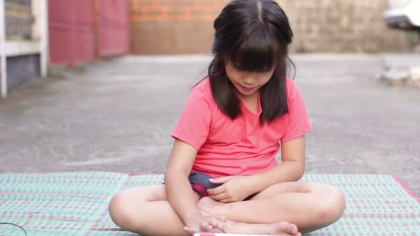 HD Доллі: маленька азіатська дівчинка торкається планшетного комп'ютера поверхневий сенсорний екран ipad — стокове відео