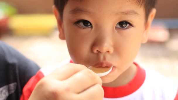 HD beelden van close-up moeder geeft een baby geneeskunde vloeibare siroop — Stockvideo