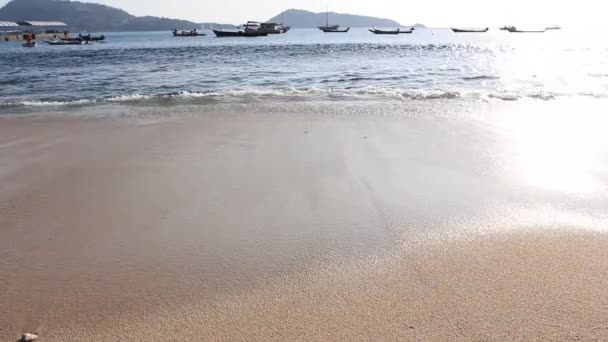 HD, deniz dalgaları üzerinde kum plaj tatil arka plan — Stok video