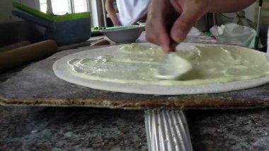 İtalyan pizza yapma ve ateşe odun fırında pişirme hd Şef pizza