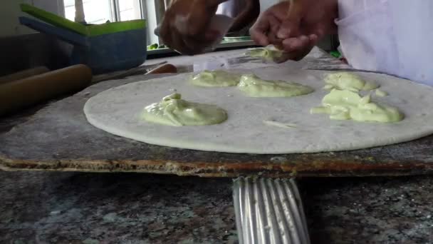 İtalyan pizza yapma ve ateşe odun fırında pişirme hd Şef pizza — Stok video
