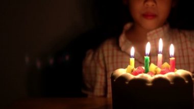 아시아 여자 부는 생일 케이크 촛불