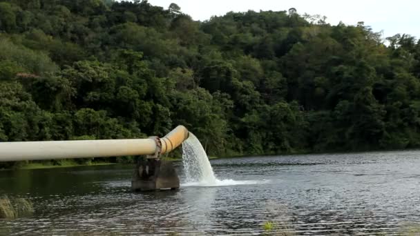 Wasserleitung und Staudamm — Stockvideo