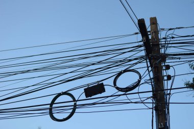 Tayland tarzında mavi gökyüzünde elektrik direği