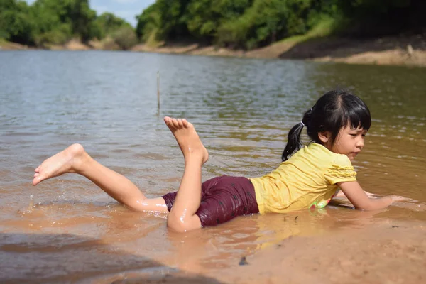 Asyalı Bir Kız Sahildeki Nehirde Oynuyor — Stok fotoğraf