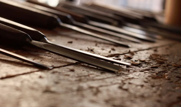 Strumento scalpello legno falegname con trucioli sciolti su vecchio banco da lavoro in legno intemperie — Foto Stock