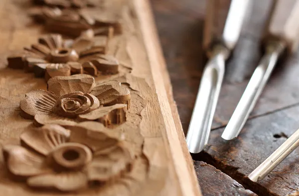 Tesař dřevo vrtací nástroj s řezbou na staré zvětralé dřevěný stůl — ストック写真