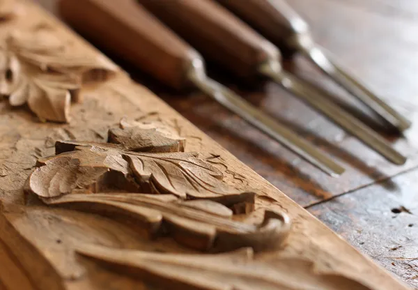 Snickare stämjärn verktyg med carving på gamla väderbitna trä arbetsbänk — Stockfoto