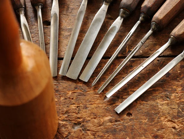 Tesař dřevo rycí nástroje staré omšelé dřevěné Workbench — Stock fotografie