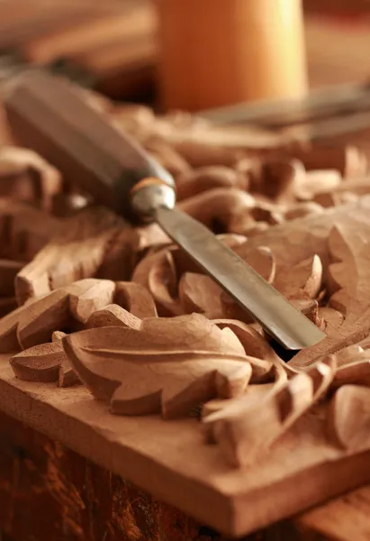 Плотник деревянный зубило инструмент с резьбой на старой выветренной деревянной верстаке — стоковое фото