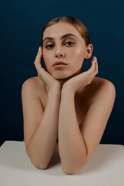 Junge Frau Mit Sauberer Perfekter Haut Isoliertes Mädchen Studio Mode — Stockfoto