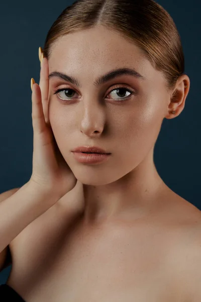 Junge Hündin Mit Sauberer Perfekter Haut Isoliertes Mädchen Studio Mode — Stockfoto