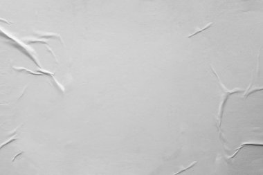 Boş beyaz, buruşmuş ve buruşmuş kağıt. Duvara yapıştırılmış beyaz buruşmuş kağıt. Güzel soyut sanatsal beyaz boş sokak posteri kağıt deseni
