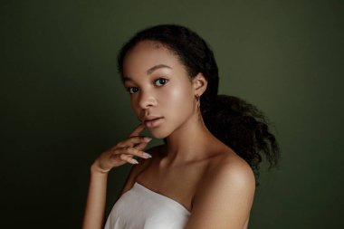 Afro saçlı zarif Afrikalı Amerikalı bir kadının güzel fotoğrafı. Eller poz. Nazik bir portre. Moda güzeli, yakın plan portre. Çıplak makyaj malzemesi. Stüdyo fotoshoot. Kadın manken. Güzel kız.