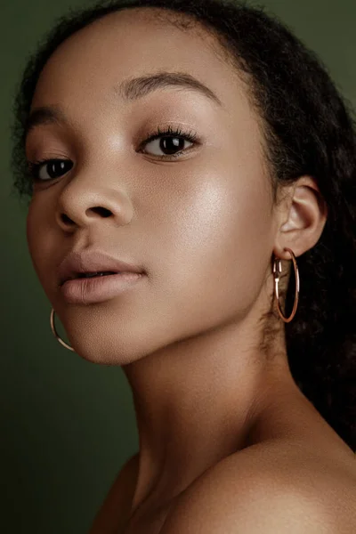 Afro saçlı zarif Afrikalı Amerikalı bir kadının güzel fotoğrafı. Eller poz. Nazik bir portre. Moda güzeli, yakın plan portre. Çıplak makyaj malzemesi. Stüdyo fotoshoot. Kadın manken. Güzel kız.