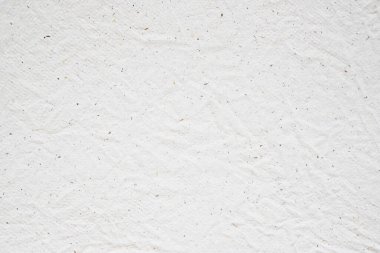 Boş beyaz, buruşmuş ve buruşmuş kağıt. Duvara yapıştırılmış beyaz buruşmuş kağıt. Güzel soyut sanatsal beyaz boş sokak posteri kağıt deseni