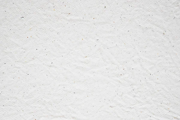 空白的白色皱皱和折皱的纸 粘在墙上的那张皱巴巴的白纸 美丽的抽象艺术白色空旷街道招贴画纸纹图案 — 图库照片