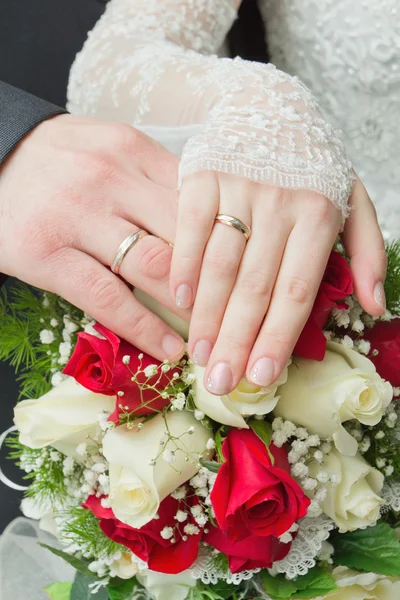 Mãos dos recém-casados com anéis — Fotografia de Stock