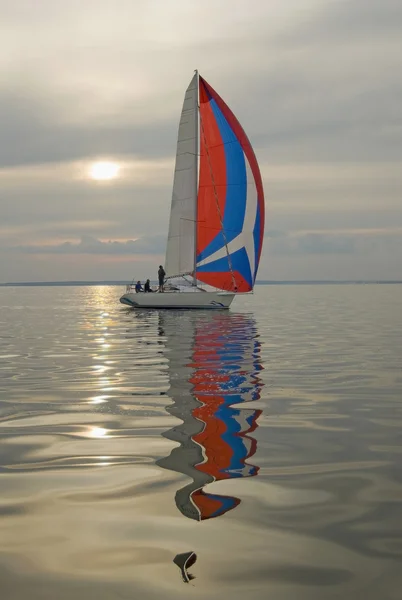 Yacht against the evening sunset — Stock Photo, Image