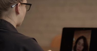Video konferansında konuşan bir kadın, online iletişim.