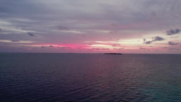 Drone uitzicht op de Malediven zonsondergang boven donkerblauwe oceaan en violette hemel in de avond — Stockvideo