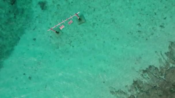 马尔代夫晴朗的海洋、海浪和阳光的空中摇曳景象 — 图库视频影像