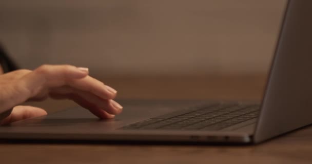 Kvinnliga händer med pekplatta på laptop tangentbord på träbord — Stockvideo