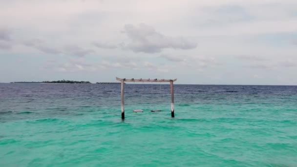 Gimbal tiro de balanço no oceano Maldivas, ondas e vista panorâmica — Vídeo de Stock