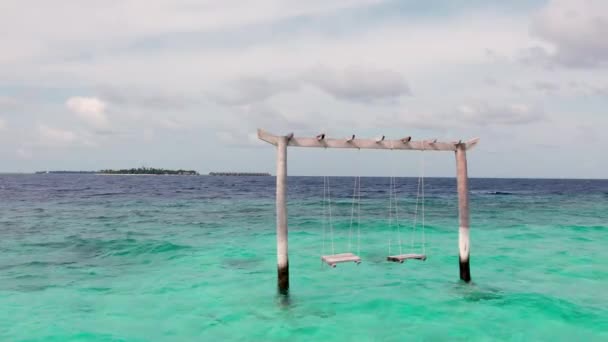 Balanço portátil em Maldivas oceano claro, ondas e vista panorâmica — Vídeo de Stock