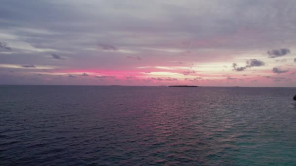 Вид беспилотника на Мальдивы заката над темно-голубым океаном и фиолетовым небом вечером — стоковое видео