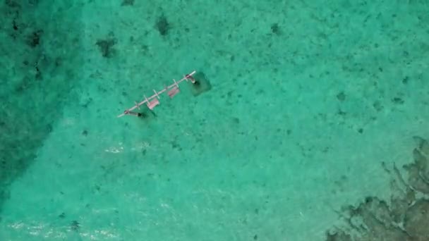 Blick von oben auf Schaukel auf den Malediven, klares Meer, Wellen und Sonnenlicht — Stockvideo