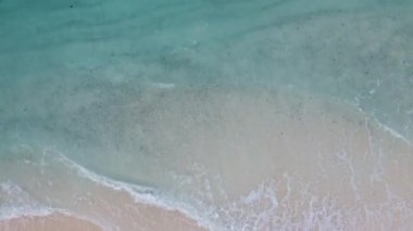 Maldivler 'deki sahil manzarası, temiz su ve kıyı şeridi yukarıdan çekilmiş.