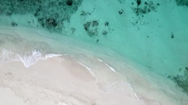 Gimbal shot plaży na Malediwach, pianka wodna i wybrzeża z góry — Wideo stockowe