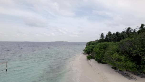 Gimbal schot van de Indische Oceaan, kustlijn met bos, bewolkt weer in Maldvies — Stockvideo