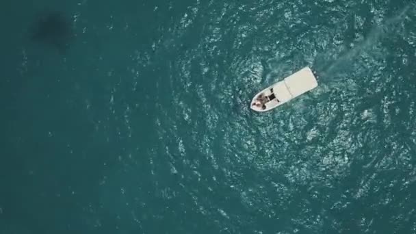 Vista superior do barco branco flutuar no Oceano Índico em Maldivas, ondas com espuma — Vídeo de Stock