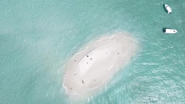 Veduta aerea della spiaggia delle Maldive con persone, vista dall'alto di acque limpide e navi — Video Stock