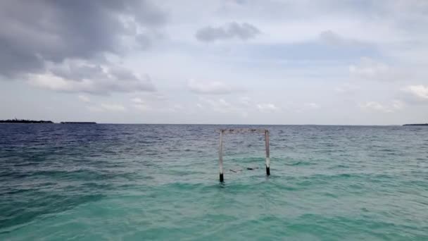 Drone voar sobre balanço em Maldivas oceano profundo, ondas e vista panorâmica — Vídeo de Stock