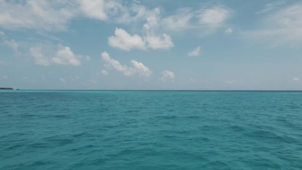 Gimbal-Aufnahme von Strand auf den Malediven, kristallklarem Wasser und Skyline — Stockvideo