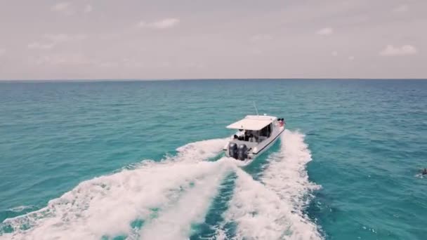 Drone tiro de barco branco flutuar no Oceano Índico em Maldivas, skyline e ondas — Vídeo de Stock