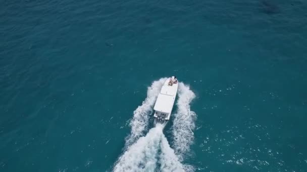 Tiro aéreo de barco branco flutuar no Oceano Índico em Maldivas, vista superior — Vídeo de Stock
